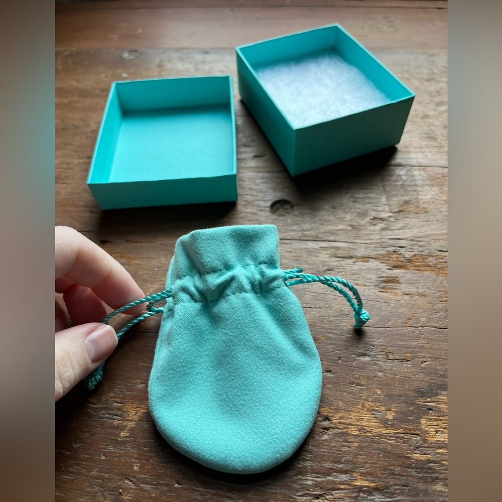 Tiffany & Co. Infinity Pendant on 18inch chain - Necklace (bag and box included) - Picture 9 of 16